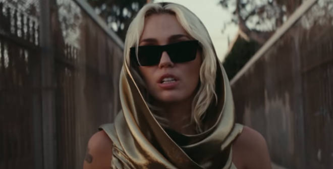 Майли Сайрус возглавила Billboard Hot 100 впервые за десять лет