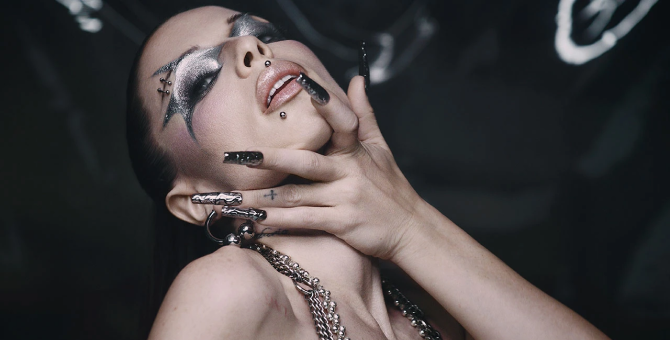 Джулия Фокс снялась в кампании Isamaya