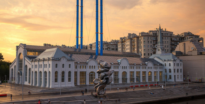 Скульптура Урса Фишера «Большая глина № 4» останется около здания «ГЭС-2» на неопределенный срок