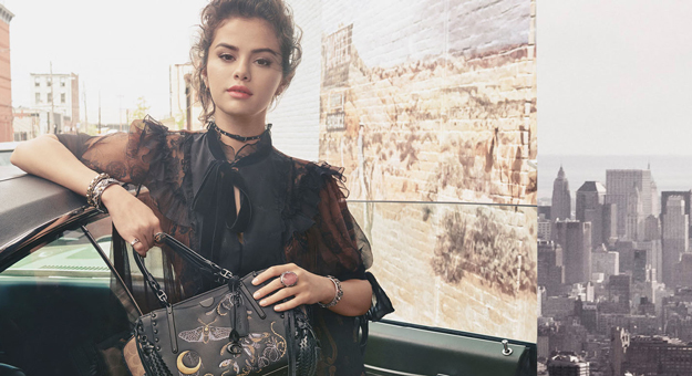 Селена Гомес позирует на улицах Нью-Йорка в осенне-зимней кампании Coach