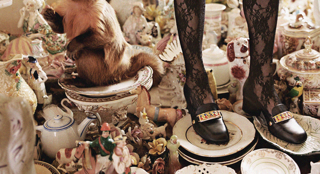 Фарфоровые тарелки, бабочки и плюшевые игрушки в новой кампании Gucci