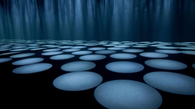 COS представил арт-инсталляцию \"Лес света\" на  iSaloni