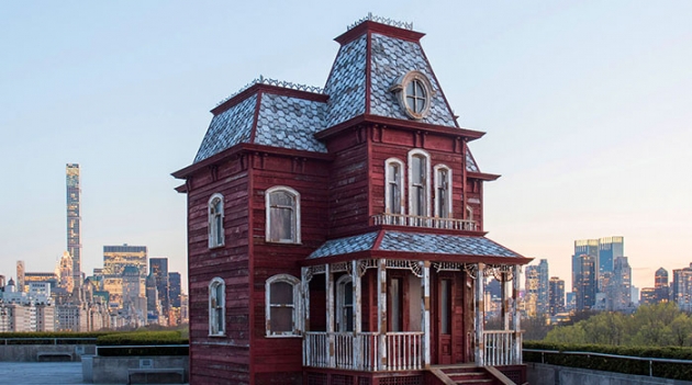 Дом из \"Психо\" появился на крыше Метрополитен-музея