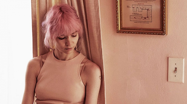 Grimes говорит об энвайронментализме в рекламе аромата Stella McCartney