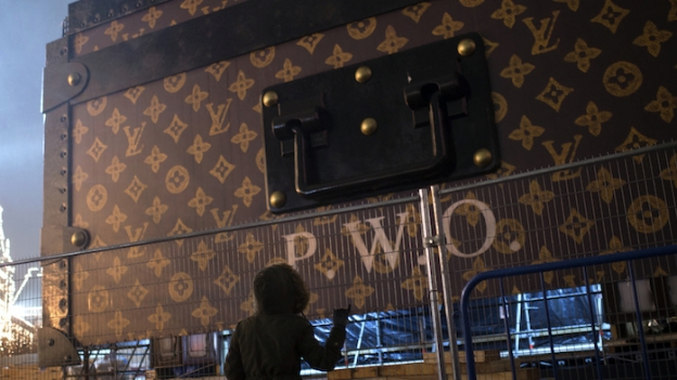 ГУМ потребовал убрать сундук Louis Vuitton с Красной площади