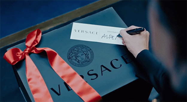 Рождественская фабрика подарков в новом видео Versace