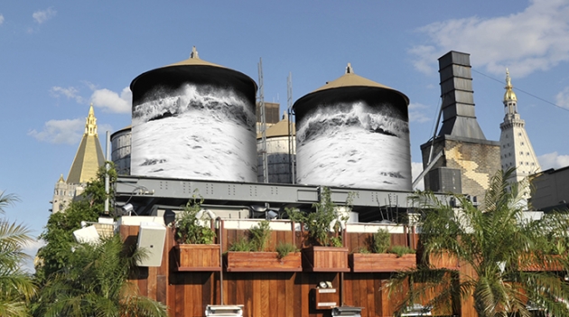 Джефф Кунс и Джон Балдессари расписали водяные баки в Нью-Йорке