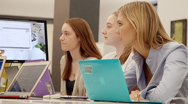 Карли Клосс откроет курсы программирования