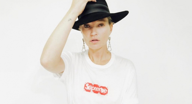 Кейт Мосс примерила футболку Supreme x Louis Vuitton