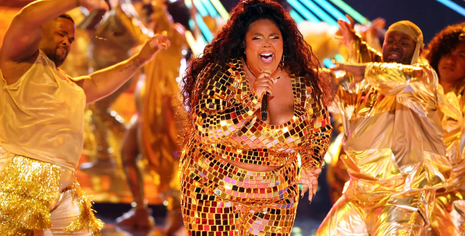 Певицу Лиззо обвинили в харассменте и дискриминации из-за лишнего веса