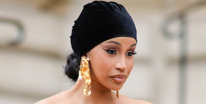 Микрофон, который Cardi B кинула в зрителя, продадут на аукционе