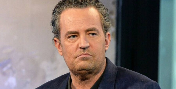 Умер Мэттью Перри, известный по роли Чендлера в сериале «Друзья»