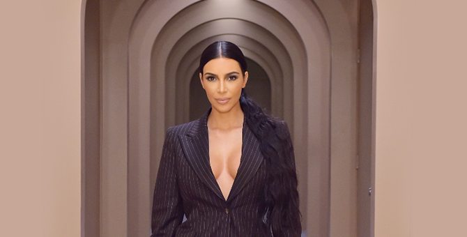 Плоские раковины, ванна и огромный телевизор: Ким Кардашьян показала свой дом