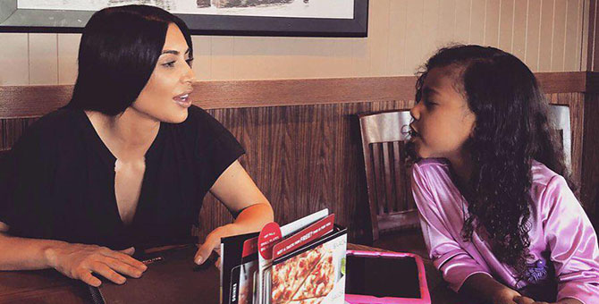 В семье Кардашьян-Уэст произошел конфликт из-за макияжа Норт