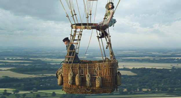 Эдди Редмэйн летает на воздушном шаре в первом кадре из драмы «Аэронавты»