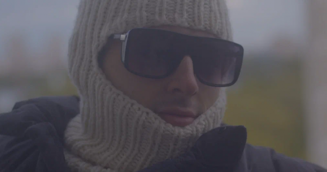 Фильм «Привычка нюхать пальцы» Вячеслава Иванова стал победителем фестиваля «Новое движение»