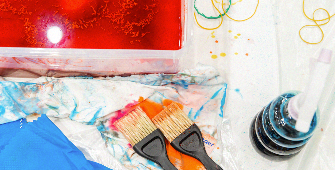 В ЦУМе открылась лаборатория кастомизации вещей в стиле tie-dye