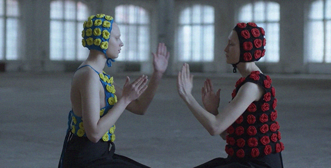 Лысые девушки и вязаные шапочки в красивом видео марки M_U_R