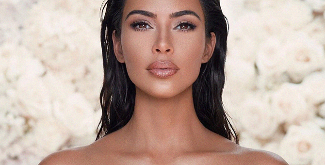 Ким Кардашьян показала первый бьюти-образ из свадебной коллекции KKW Beauty