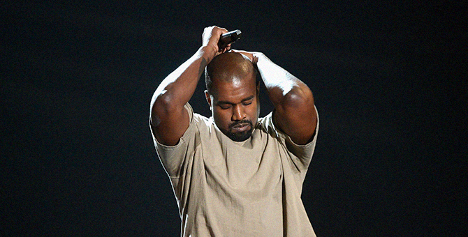 Канье Уэст почтил память своей матери на выступлении Sunday Service