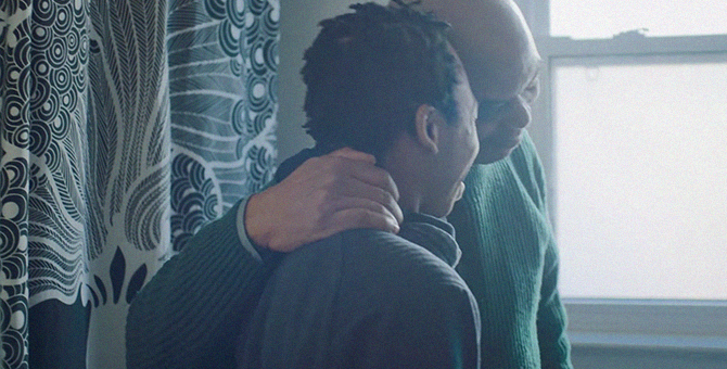 Отец учит сына-трансгендера бриться в новой рекламе Gillette