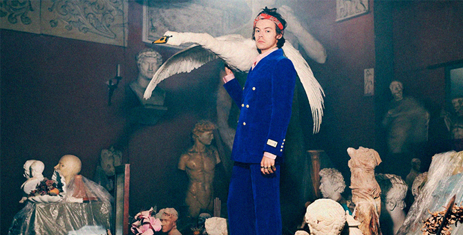 Гарри Стайлз позирует с лебедями и скульптурами в новой кампании Gucci