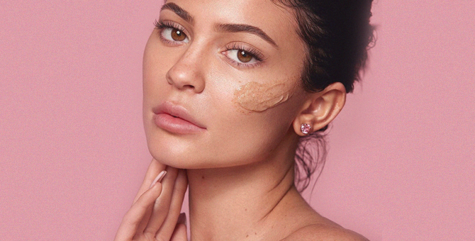 Кайли Дженнер показала несколько средств своего нового бренда Kylie Skin