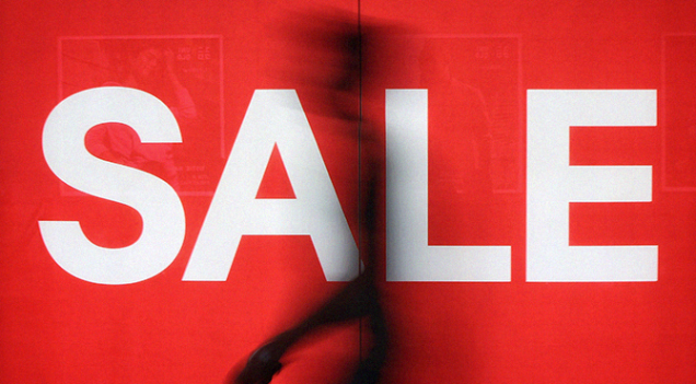 Более половины жителей России покупают товары только со скидками