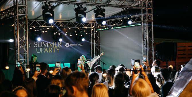 Галереи «Времена года» завершили летний сезон вечеринкой на крыше