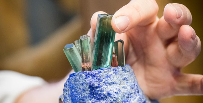 Van Cleef & Arpels открыл выставку об истории минералов в Париже