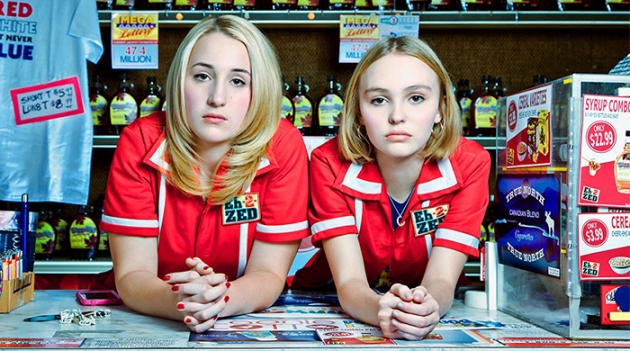 Лили Роуз Депп в отрывке из фильма \"Любители йоги\"