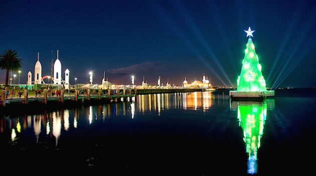 Плавающая елка в австралийском заливе Корио