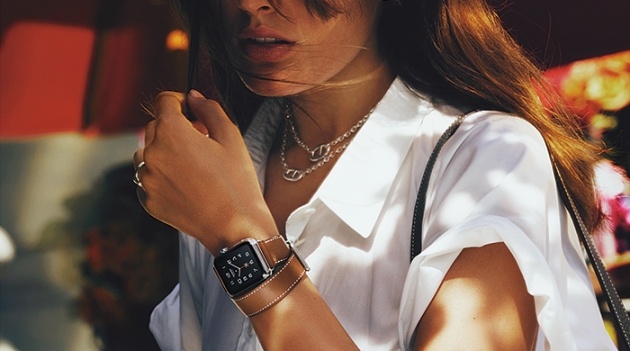 Приложил к сканеру и прошел: Apple Watch работают на неделе моды как входной билет