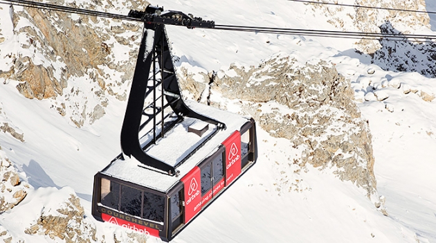 Отель на высшем уровне: Airbnb сделали гостиничный номер из кабины фуникулера