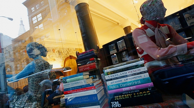 Андре Леон Телли оформил витрину книжного магазина Rizzoli