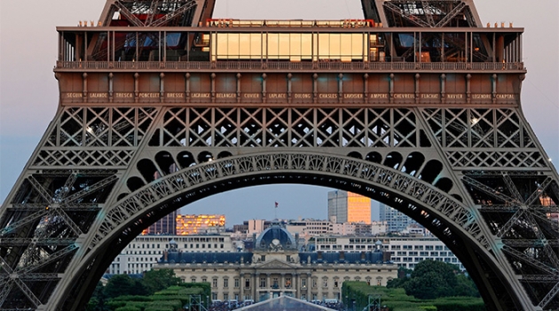 С приставкой \"эко\": Эйфелева башня переходит на ветряные турбины