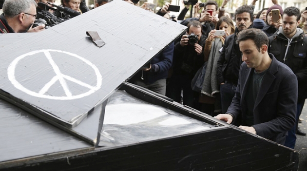 Музыкант исполнил Imagine возле театра Bataclan в Париже