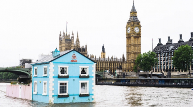 Airbnb запустили плавучий дом по Темзе