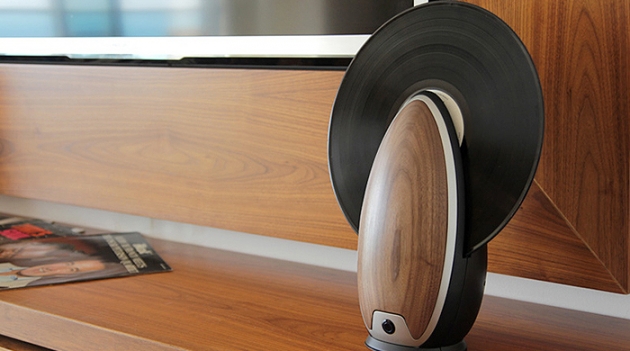 Израильский дизайнер выпустил вертикальный проигрыватель для пластинок