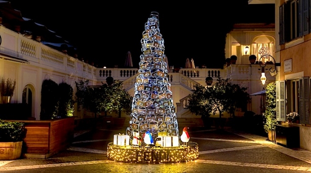 Елка из 350 сумок Fendi Baguette во дворе римского Hotel de Russie