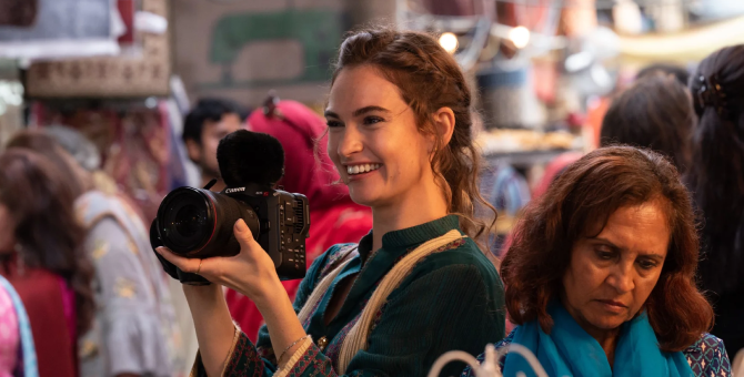 В Сети появились кадры из ромкома «При чем тут любовь?» с Лили Джеймс