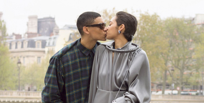 Модели целуются на парижских улицах в новой кампании Balenciaga