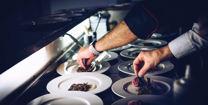 Продавец-кассир и повар оказались самыми востребованными профессиями в России