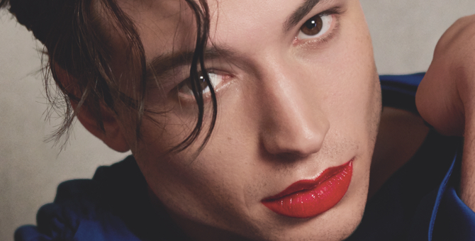 Эзра Миллер стал амбассадором Urban Decay