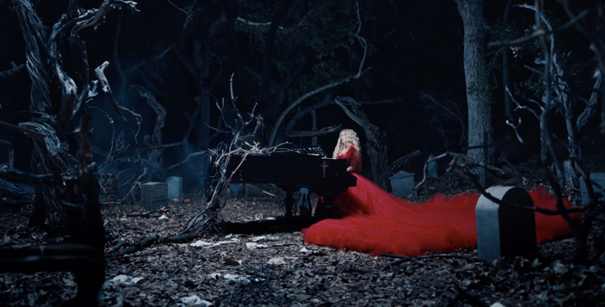 Аврил Лавин гуляет по ночному лесу в клипе на трек «I Fell In Love With The Devil»