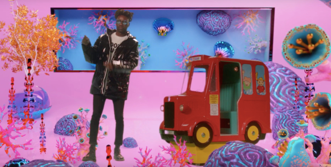 Музыканты Metronomy танцуют на зеленом фоне в клипе на трек «Walking in the Dark»