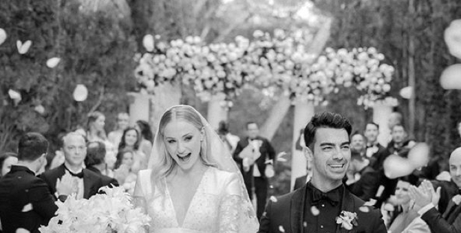 Николя Гескьер создал платье для свадьбы Софи Тернер во Франции