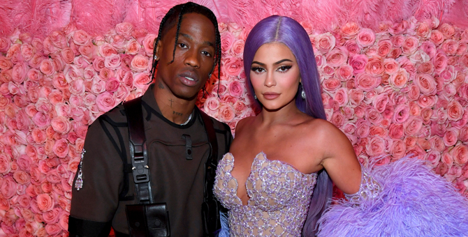 Трэвис Скотт усыпал дом Кайли Дженнер лепестками роз в честь ее дня рождения