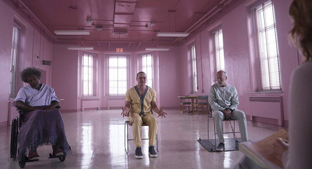 Сара Полсон лечит Брюса Уиллиса и Джеймса Макэвоя в новом трейлере фильма «Стекло»