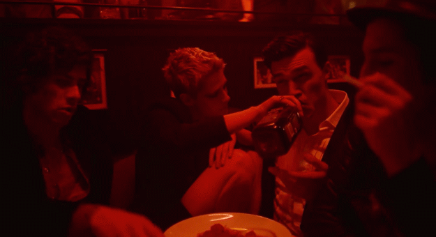 Кристен Стюарт соблазняет всех вокруг в новом видео Interpol